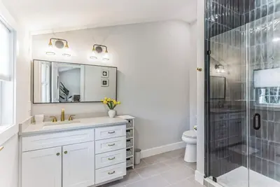 Image de Luxury Hyannis Center Retreat