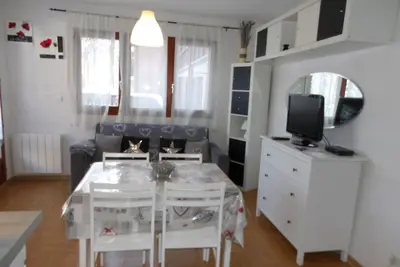 Image de Studio 'La Joue Du Loup' avec vue sur la montagne, piscine et jardin partagés.