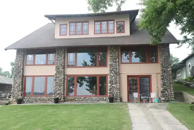 Image de Spectacular historic beachfront home in West Lake Okoboji in Terrace Park.