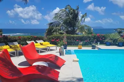 Image de Location villa 4 personnes avec piscine & vue mer en bord de plage