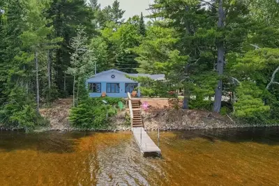 Image de Enjoy the Autumn colours on the edge of Algonquin park at Gramma's on the Lake