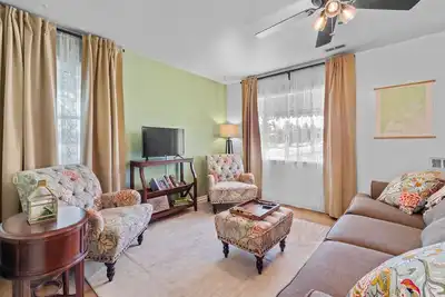 Image de The Harney Cottage - Walk to Uw Games!