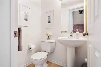 Image de 2-bedroom plus Den condo in enjoyable Toronto with WiFi, Ac