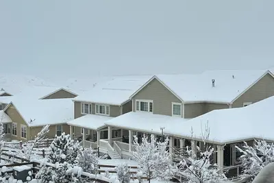 Image de 4br+ Office+holidays+snow+1hr to ski + Tesla charger. Parking garage