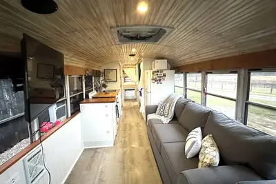 Image de Quaint School Bus with Ac near Red River Gorge