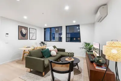 Image de Steps to the River, Minutes to the City