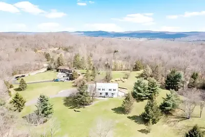 Image de Deer Pond Lodge - Hot tub, pool table, ping pong, Mtn Creek, wineries.