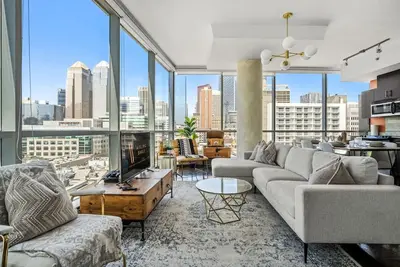 Image de Emerald | Skyline View | Ug Park | Pets | King Bed