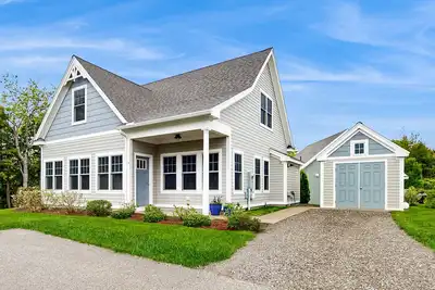 Image de Inviting getaway w/ Ac, heated pool, hiking trails, gym & nearby beaches