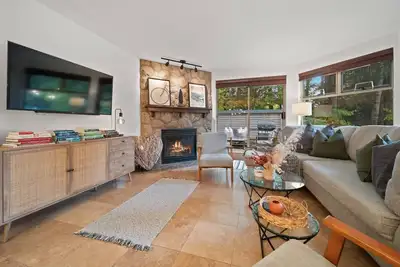 Image de Spacious 2b/5 Min to Gondola, Free Pk, Wood Fire plc