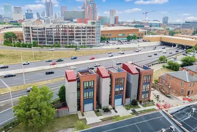 Image de *New* HotTub+Rooftop Deck | Steps to Short North