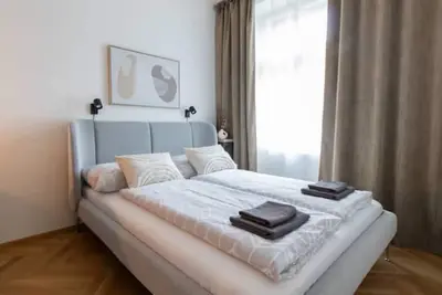 Image de Chic 1bdr Apt- Free weekend parking walk to center