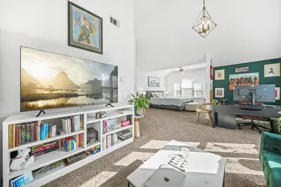 Image de Modern Beltline 4br Home • 10 Minutes to City & Airport • Comfort & Convenience