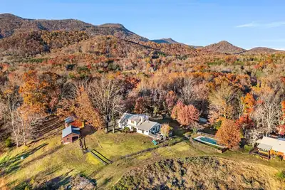 Image de Levity House: Soulful Retreat with Stunning Mountain Views - 15 min from Tiec