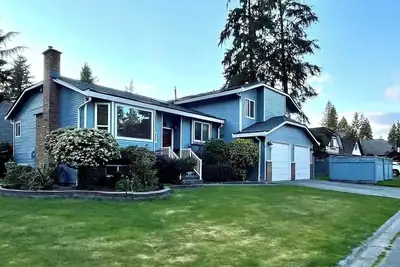 Image de Newly renovated cozy house in Delta’s desirable Sunshine Hills!