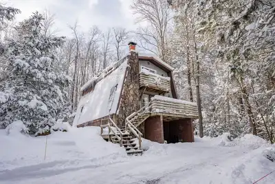 Image de 3-bed, charming modernized cottage tucked into wooded hillside in Deep Creek, Md