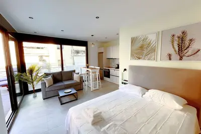 No 7 - Theo Rooftop Loft with City View