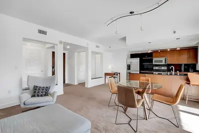 Image de Modern 2 Br, Pool, Lakefront Escape w/ Breathtaking Views