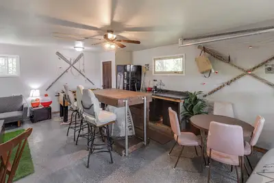 Image de Cozy 2-bedroom lakeside cabin with game room near Casino-Pet Friendly