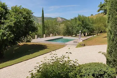 Image de Maison authentique avec piscine parfaite pour s’évader du tumulte de la ville