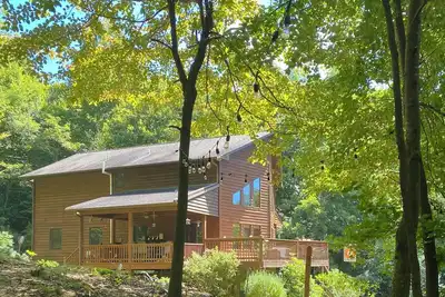 Image de Sleepy Bear Lodge. Fire Pit + Starter Wood + Fast Starlink Wi-Fi + Full Kitchen.