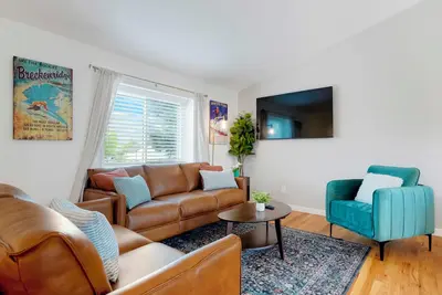 Image de Stylish 4br Retreat - Hot Tub, Game Room & Modern Comforts