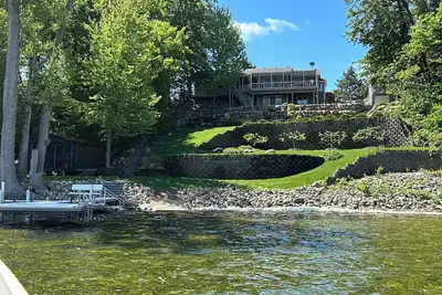 Image de Lakehouse + Guesthouse Retreat with hot tub - Pontoon & Jet Ski Rental