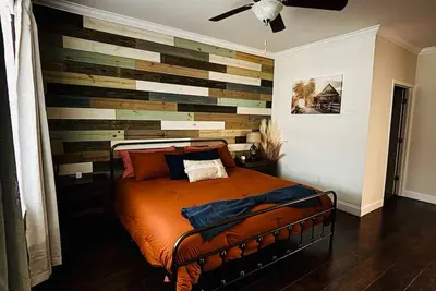 Image de Moonshiner’s Den: A Hidden Gem of Comfort & Charm in Townsend