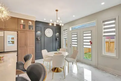 Image de Luxurious! Centrally located entire Home, Office & Wi-Fi