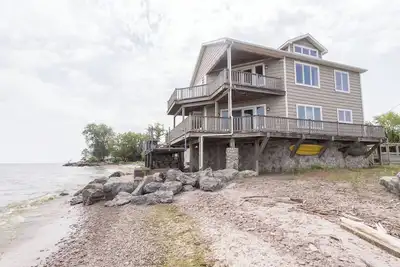 Image de Modern beach front house on Lake Ontario, 2-bedroom, Ac & WiFi in lovely Hilton.