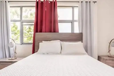 Image de Chic 2-bedroom apartment with Ac, fitness room in fabulous Kingston