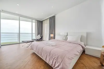 Image de Chill Beachfront Vibes with 3br Ocean Views & Pool