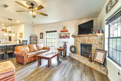 Image de 1 Mi to Lake: Pet-Friendly Cabin in Strawn