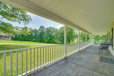 Image de Wraparound Porch: Home Near Dtwn Crossville!