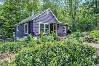 Image de Charming Purple Cottage located 10 minutes from Downtown Asheville