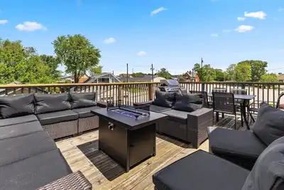 Image de Stylish 2-Story Retreat w Balcony & Parking