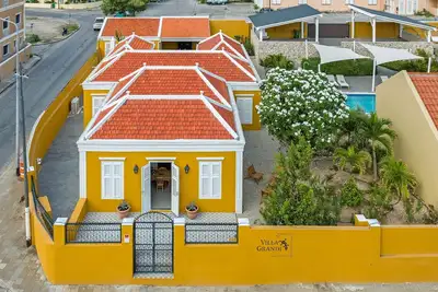 City Villa – Spacious Townhouse with Shared Pool & Urban Vibe