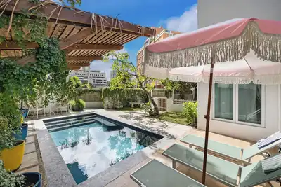 Image de Steps to Condado Beach! Relax by the pool with free parking & all modern comforts