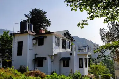 Image de Peaceful Pine Glade Cottage with fireplaces, lawn, & WiFi - near Bhimtal