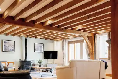 Image de Luxury renovated barn with a large hot tub and games room. Located in the beautiful Welsh countryside with stunning scenery and great hiking trails. Pet and family friendly.