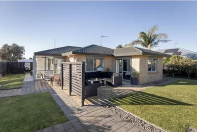 Image de 🏖️ 5 Minutes to the Beach – Family Home Available for Rent this September! 🏡