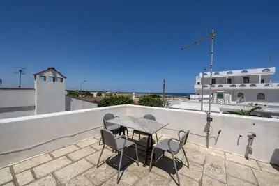 Image de À quelques pas des eaux limpides de l’Adriatique, Sun & Smile est une charmante maison indépendante située dans la paisible station balnéaire de Diana Marina, sur la magnifique côte d’Ostuni. Idéale pour les familles, les couples ou les amis, el