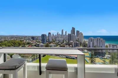 2 Bedroom Broadbeach Stay – Walk to Beach