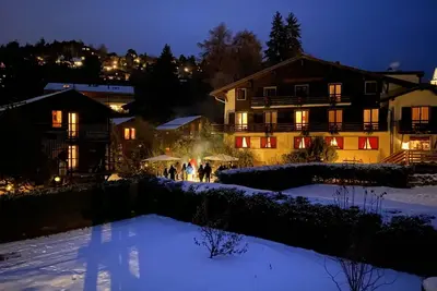 Image de Joli appartement dans une maison de vacances pour 15 personnes avec Wifi, bain à remous et terrasse