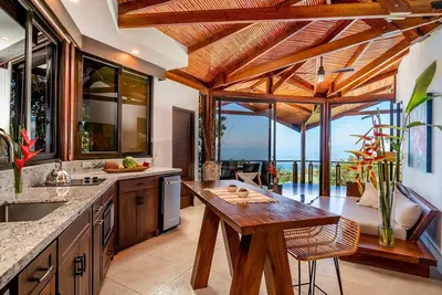 Image de Luxurious, modern suite in the rainforest with ocean views and 3 resort pools
