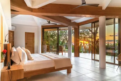 Image de Luxurious, modern suite in the rainforest with ocean views and 3 resort pools