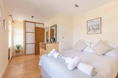 Image de Spacious 4-Bedroom Home | Parking | Garden