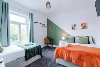 Image de Spacious 2br House, Free Wi-Fi & Parking, Near Tram Stop, Close to City & Etihad