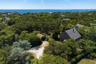 Image de Spacious 4bd--Renovated Kitchen, Baths, A/C, Deck, Large Fenced-in Yard, 0. 31 Mi to Cape Cod Bay Assoc. Beach