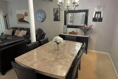 Image de 3-Bedroom Relaxing Townhome Near Hp Furniture Market & High Point University
